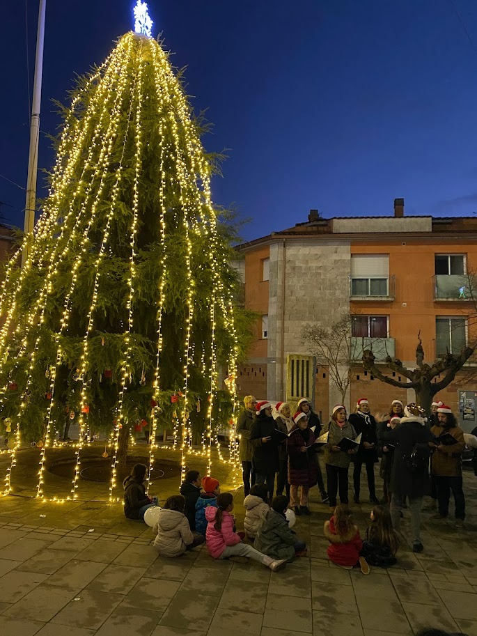 Encesa de l'arbre de Nadal de la Roca, amb l'espectacle "Estrella de Nadal"