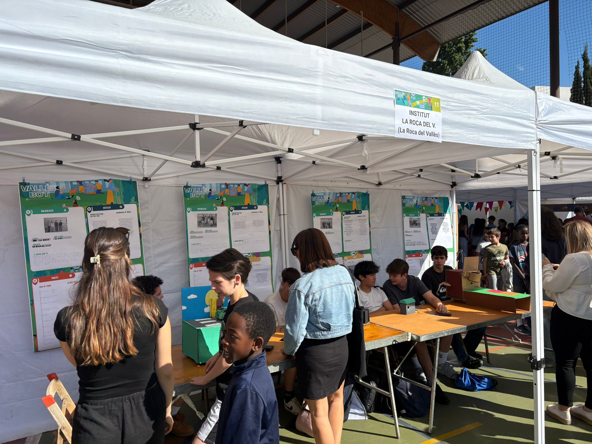 Quatre centres educatius de la Roca del Vallès participen a la Vallèsbot 2025 amb projectes per a ciutats on poder-hi jugar